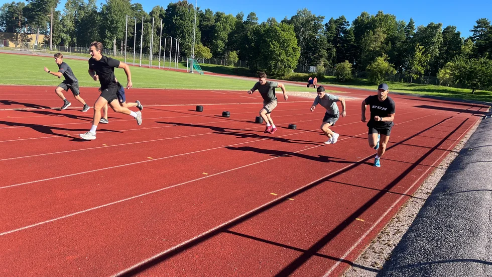 VIK:s A-lag drog igång säsongen 2024/2025 med löptester vid gymnasiet innan det var dags för första ispasset i ACT-Hallen.