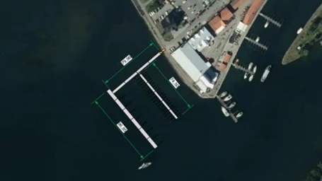 Skiss över hamnens tre flytbryggor: En utgångsbrygga på 80 gånger 3,8 meter, en ytterbrygga tillika vågbrytare på 97 gånger 5 meter samt en båtplatsbrygga på 74,5 gånger 2,8 meter. 