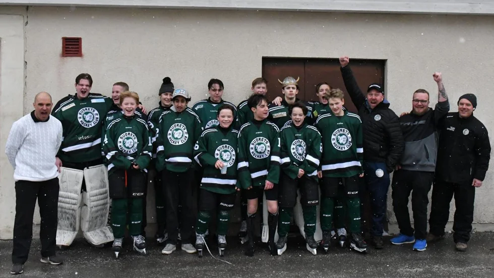 Gänget som gjorde det. Bakre raden från vänster: Hannes Eriksson, Jonathan Lobb, Dennis Larsson, Melker Niklasson, Loke Mangard, Alvin Olofsson, Theo Åslund
Främre raden från vänster: Peter Johansson, Teodor Pettersson, Daniel Mucista, Ewan Todd, Liam Johansson, Axel Todd, Joel Thelin, Marcus Niklasson, Pius Åslund och Bruce Todd.