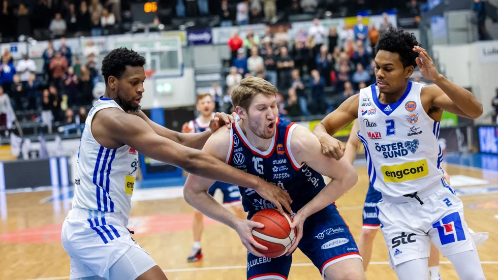 Tobias Sjöberg, BC Luleå, skadade vaden i matchen mot Jämtland.