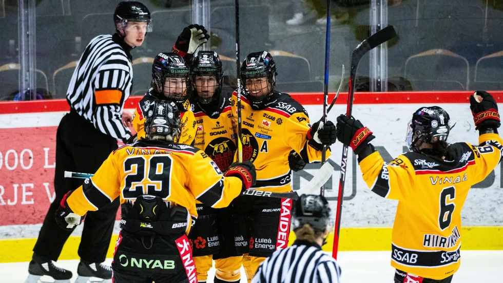 Luleåjubel efter Jenna Pirttijärvis snygga 2–0-mål i första finalen.