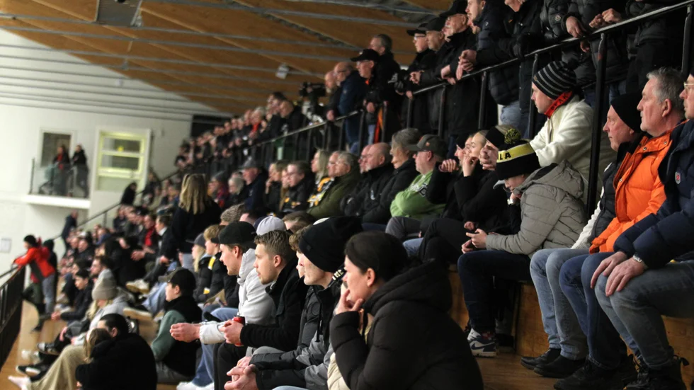 Motala AIF:s publik under ishockeykvalet till division 2 i våras. Kanske ser vi här en spelarvärvare i massan. Bra idé med privata punktsponsorer, tycker Jens Bollius.