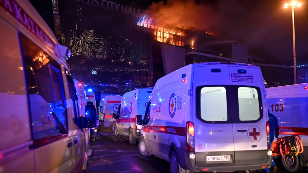 Ambulanser utanför konserthallen i Moskva där terrorister utförde ett attentat på fredagskvällen.