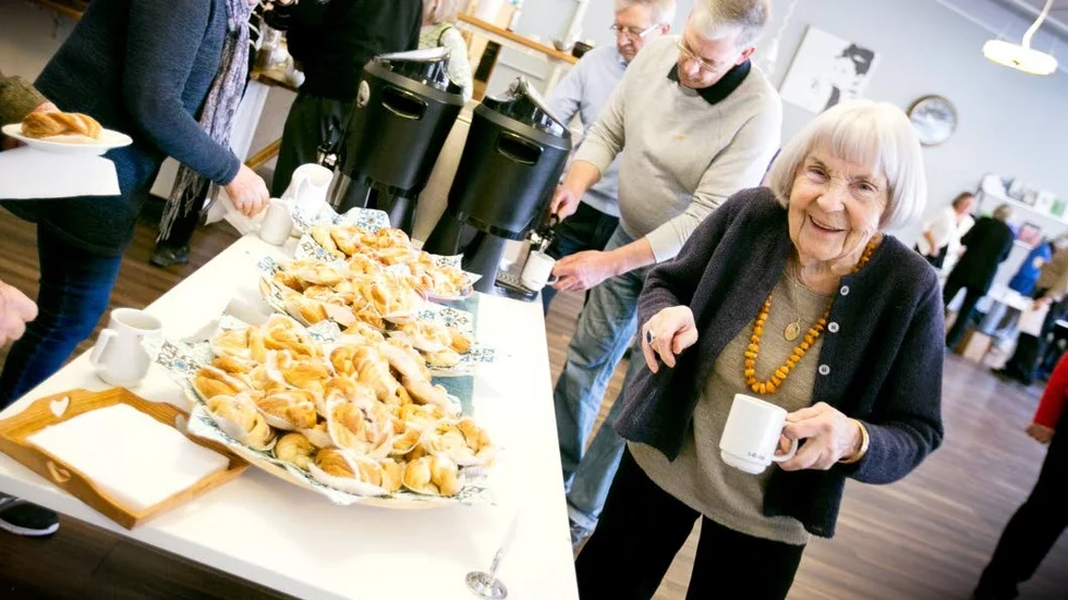 Fika. Astrid Tingström tar för sig av fikat.