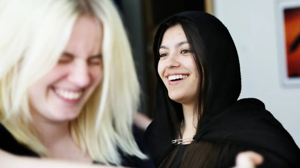 Teater. Mikaela Swärd och Juliette Hurralde under repetitionerna.