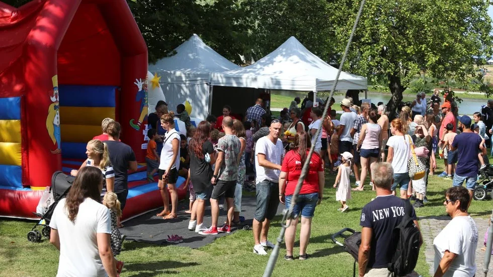 Det fina vädret gjorde att det var mycket folk i parken.