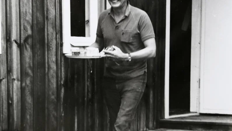 Fika. Olof Palme vid stugan på Fårö, hans sommarhem under många år.