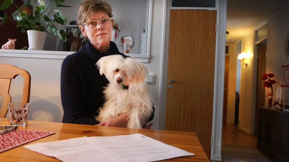 Minnen. Det som hände bakom disken, rånaren som plötsligt stod med dragen kniv, är något som Maude Larsson aldrig glömmer. Hunden Lovis ger henne trygghet.