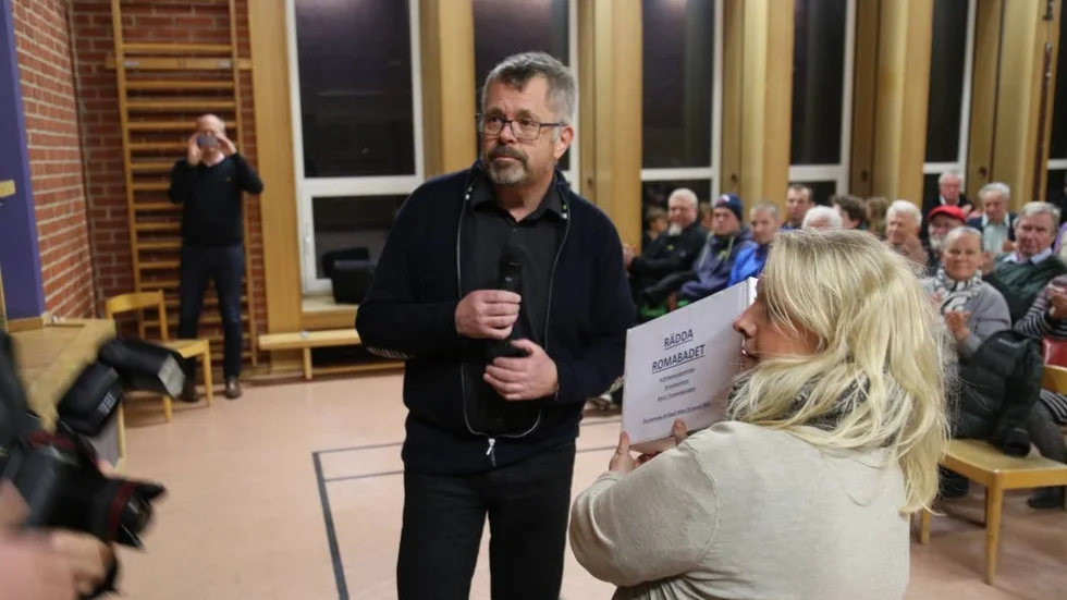 Mats Englund lämnade över 4 000 namnunderskrifter till Meit Fohlin (S), regionstyrelsens vice ordförande, som skulle ta dem med sig.