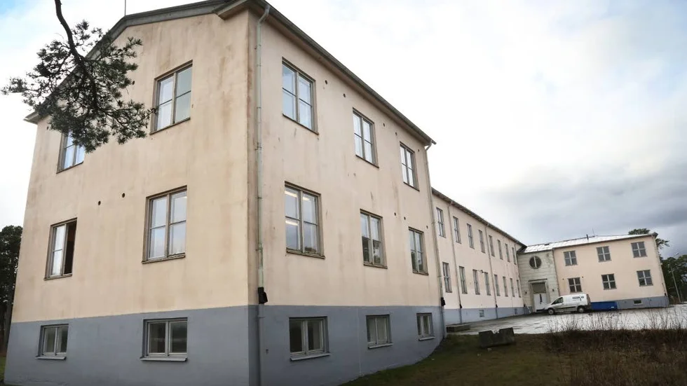 Kasern. I går fick hantverkarna i Fårösund besked att vänta med renoveringen, tills det är utrett vad som ska hända med byggnaden.