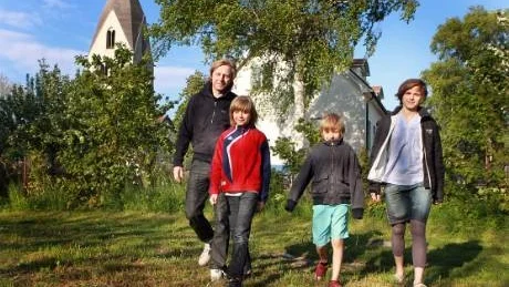 Mästerbybor. I Mästerby har familjen funnit en trivsam villa, nästgårds med kyrkan. Att det blev Sverige och Gotland berodde på att Pawel sökte och fick  jobb på Atheneskolan i Visby där man letade efter en skicklig fäktningslärare. På bilden, Pawel, Mikolaj, Bartlomiej och Ewa Mancewicz.
