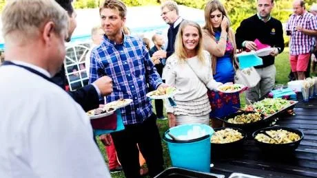 Bröllopsgåva. Trädgårdsfesten var några av vännernas present till paret. Gästerna bjöds på mat och musikunderhållning.