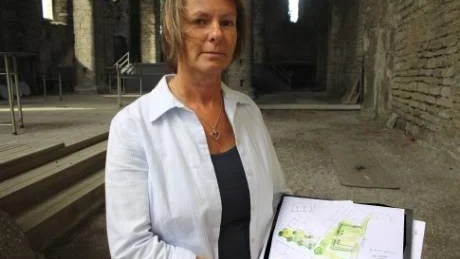 Stadsträdgårdsmästare Suzanne Edström visade sina ritningar över klosterträdgården och lekparken på andra sidan Nikolaigatan.