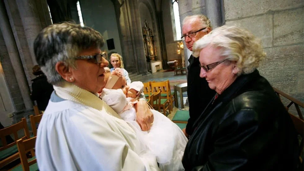 Visar upp nytillskottet för Margit och Hans Ahlgren. Zandra är deras 18:e barnbarnsbarn.