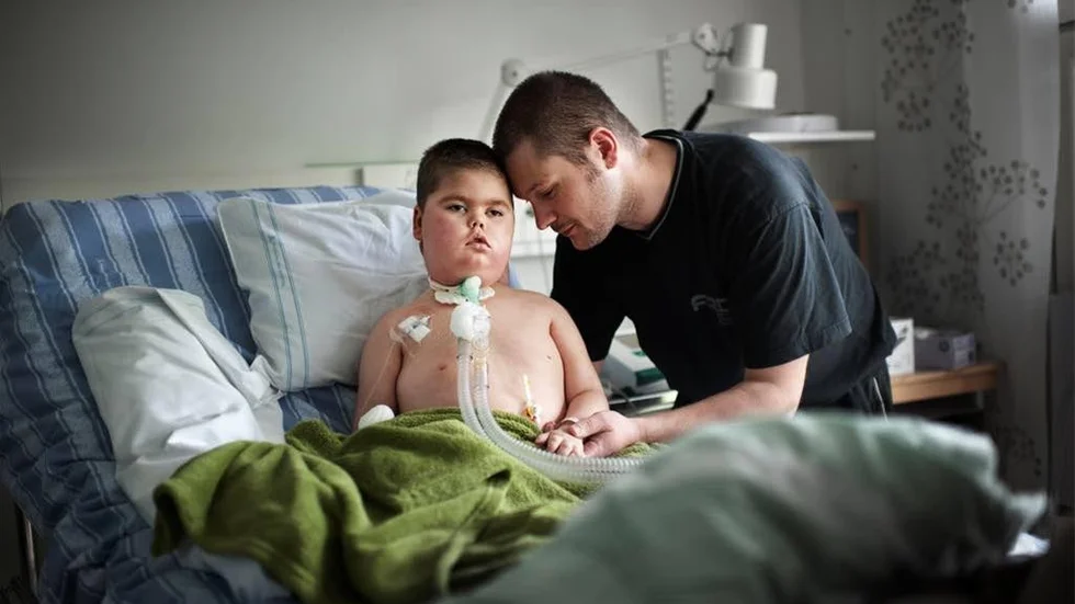 Charlie Lindby, 5 år, från Roma behöver hjälp av assistenter dygnet runt, även på sjukhus. Trots det har assistenterna nu sagts upp och hans pappa, Markus Hult, och 
mamma, Lotta Lindby, har blivit ensamma med ansvaret för Charlie.