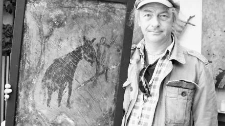 Patrik Silvereke ställer ut sin bildkonst för första gången, även om han målat lika länge som han spelat musik. Här med en av sina "grottmålningar"  "Tapir".
