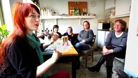 MÖTE. Sandra Berg Mozard från Härnösand berättar om det kreativa mötet mellan konstnärer, att plötslig se sina egna verk i nytt ljus, för Edit Mag från Visby, sina kollegor Gunnel Oldenmark och Ann-Sofi Molin, samt Grafikgruppen Visbys ordförande Eva Höök.