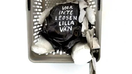 "Moment 22", kol- och kevlarfibrer samt armerad plast, av Anette Blomberg.