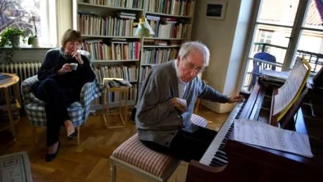 Musiken är viktig för Tomas Tranströmer som fotograferats i sitt hem inför 80-årsdagen, men bilden kunde lika gärna vara tagen på Författarcentret i Visby som han besökt flera gånger tillsammans med hustru Monica.                                                          foto: jessica gow/scanpix