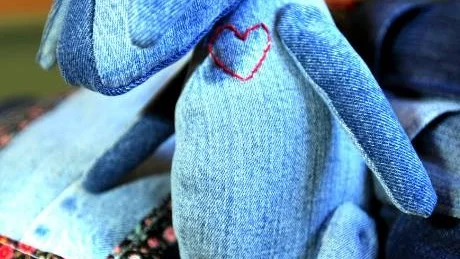 Under kursen "Återbruk" skapade Julia Hedman Lundqvist detta gosedjur av gammalt jeanstyg som var årets uppgift och material.