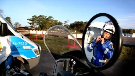 MC igen. Efter ett uppehåll har Gotland åter motorcykelpoliser i tjänst. En av dem, Tobias Engström, stoppade i går en bilist som körde bara några meter bakom en mindre lastbil. Det blev böter på 2 000 krono, eftersom risken är stor för en olycka om bilen framför plötsligt bromsar.Foto: Henrik Radhe