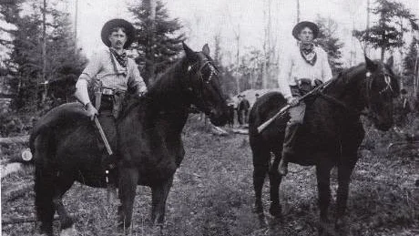 Rena vilda västern - och det är det också. Viktor Pettersson, här till häst med en kamrat, emigrerade till USA. Ett sammandrag av hans brev hem åren 1905-1935 finns i sockenboken.