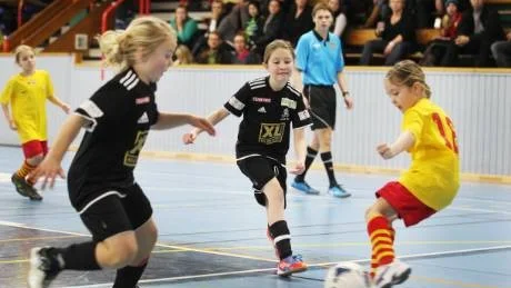 GA Cup. Matilda Söderdahl (mitten) gjorde första målet i GA Cup i Södervärnshallen.