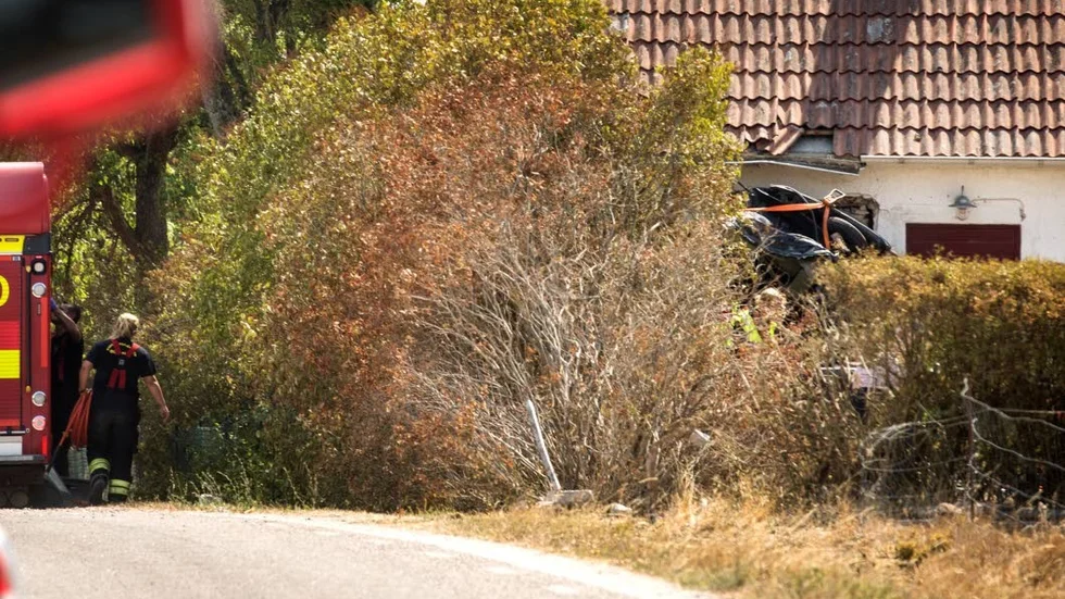 Bilen kraschade in i en villaträdgård, och träffade huset.