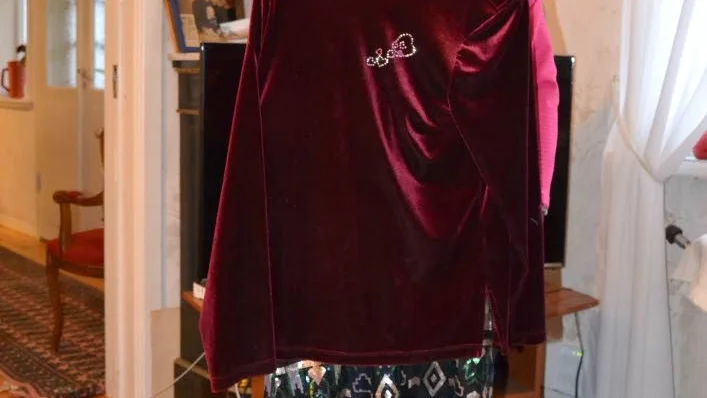 Dressed for success! Ingrid Berg på väg till party med sammet och glitter.