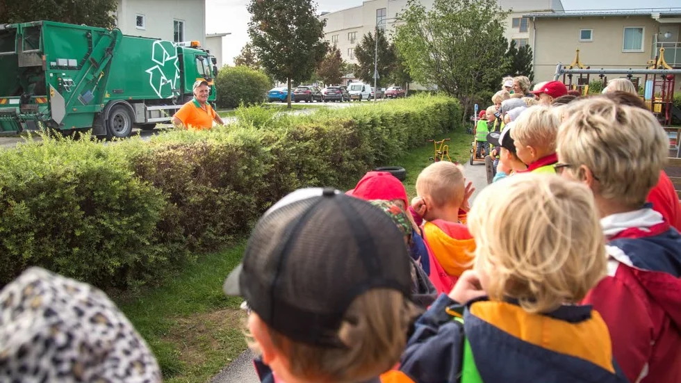 Björn tar sig tid att vinka och prata med barnen på förskolan Asken.