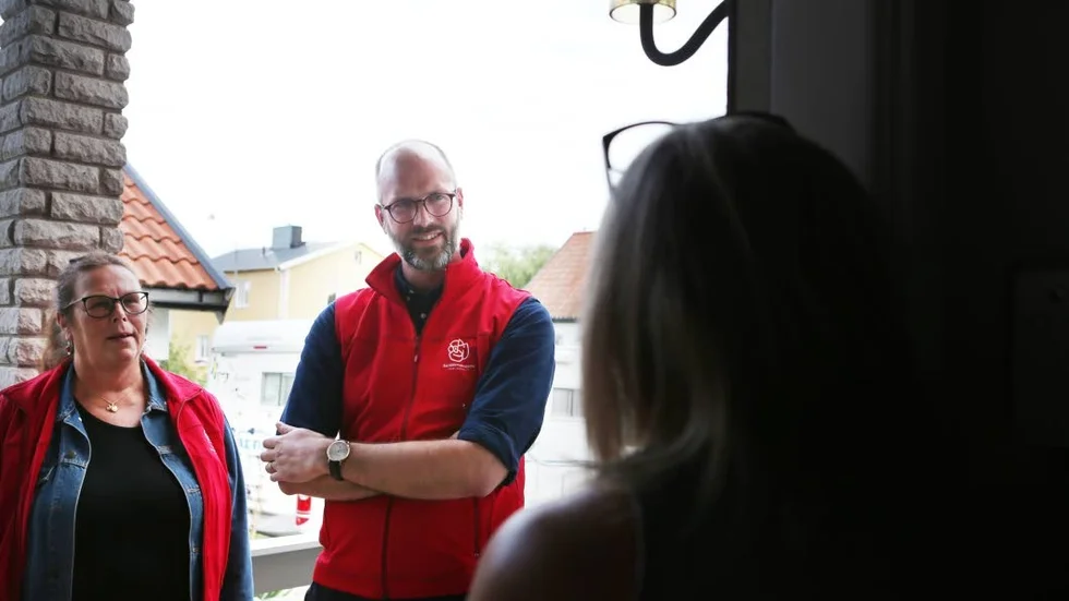 Socialdemokraterna Carin Rosell och Filip Reinhag knackar dörr under valrörelsen 2018.