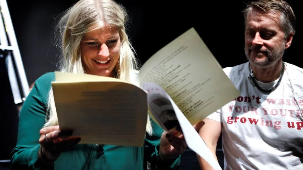 Lee Gotvik läser Marie Nilsson Linds avsiktsförklaring för första gången. Till höger Thomas Sundström.
