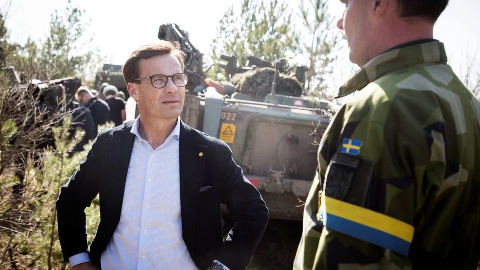 Ulf Kristersson i samtal med Stefan Pettersson på Tofta skjutfält.