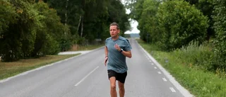 Han springer mellan ALLA Gotlands kyrkor