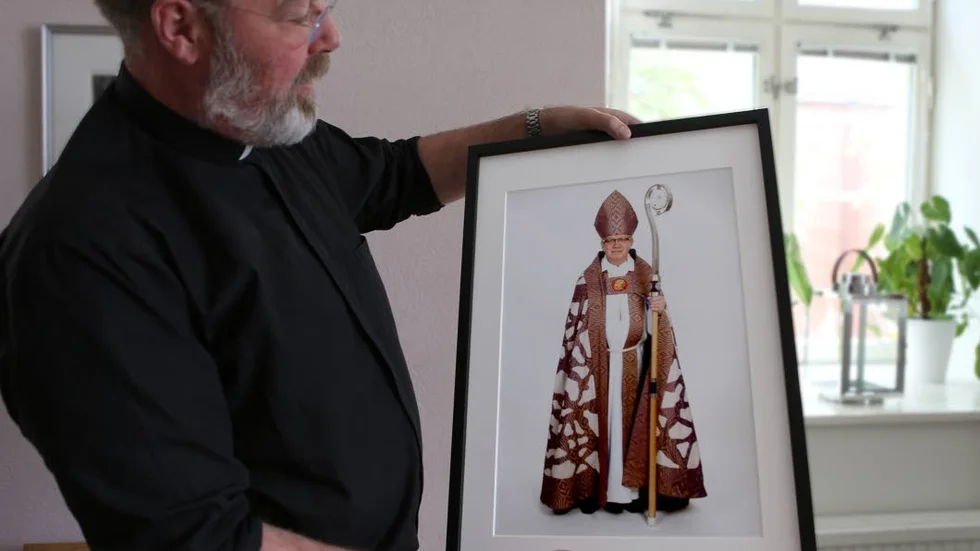 Biskop Jan-Olof Johansson, på bilden iförd sin biskopsskrud, ska vikariera som domprost i Växjö efter Thomas Petersson.