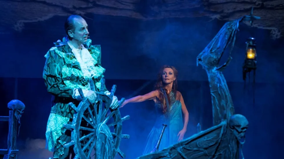Andreas Nilsson har fattat rodret på Hades Express under överinseende av Anna Jankert.
