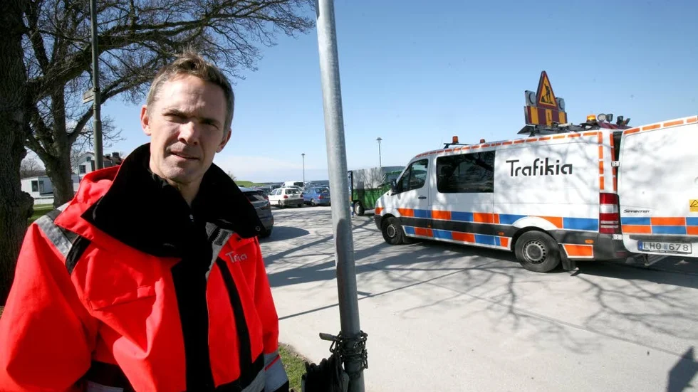 Richard Skoglund besöker Gotland fyra gånger per åt för att lägga ut och ta bort svarta gummislangar.
