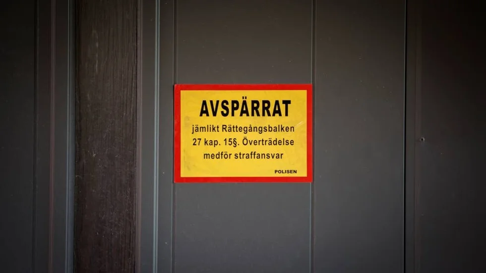 Polisen hävde avspärrningarna till den döda kvinnans lägenhet sent på kvällen efter att hon hittats.