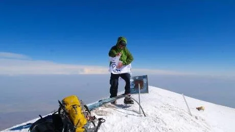 HÖGA MÅL. Här står Pierre Näsman på 5 137 meters höjd på toppen av berget Ararat i Turkiet. Hans sikte är inställt på Mount Everest.Foto: privat