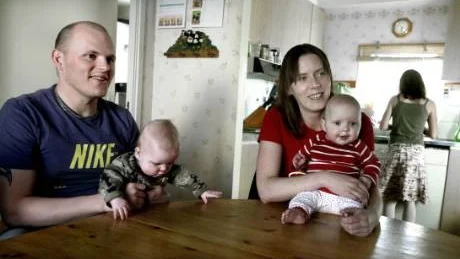 Seger. Patrik Laveryd och Anna Hansson gick i tre och en halv månad utan ersättning. Men nu har paret fått rätt i länsrätten. Framför sig har paret tvillingarna Rasmus och Emma, sex månader gamla, och i bakgrunden står dottern Jennifer.