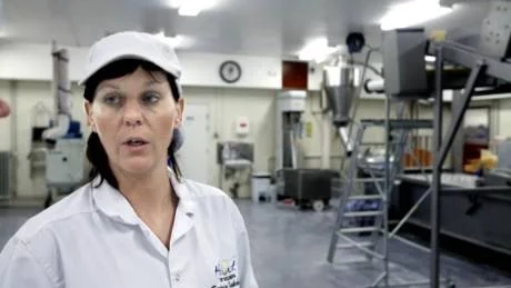 Beatrice Jakobsson är en av tre delägare på Heart of Sweden i Hemse. "Vi har inte märkt av lågkonjunkturen. Kakor och chips är sånt som säljer bra även i dåliga tider", säger hon.