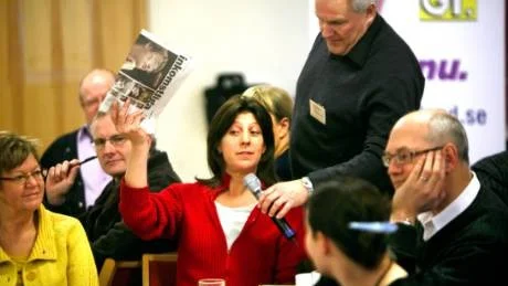VARFÖR? Therese Mangard ville veta varför GT publicerat fullmäktiges löner. Rolf Wahlgren håller i mikrofonen.