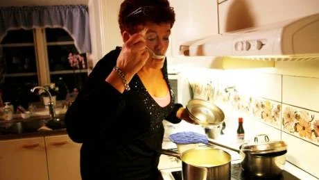 Kajpsoppa. Varje deltagare får spendera högst 999 kronor på middagen som de bjuder på. Pilla Olin smakar av kajpsoppan som visas i tv vecka 11.