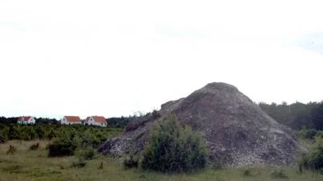 Golfbana. Efter provschaktningarna har det stått stilla på den planerade golfbanan i Fårösund. "Blir det ingenting av med golfbanan så kommer vi att återställa marken", säger Hans Blomgren på Tommie Tumba Golf Design AB.Foto: TOBIAS WALLSTRÖM