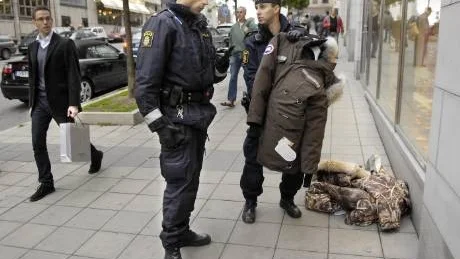 STOCKHOLM 20071005
Polisen omhändertar Canada Goose jackor utanför Akademibokhandeln på Mäster Samuelsgatan i Stockholm på lördagseftermiddagen. Två tjuvar tillgrep jackorna på Red Devil på Norrlandsgatan. Efter en konditionskrävande jakt så fick polisen hjälp av två civilpersoner. En misstänkt greps av polisen, den andra lyckades komma loss från en civilperson genom att han sprutade honom med någon stark vätska i vänster öga. Polisen uppskattade enligt uppgifter på platsen allmänhetens hjälp. 
Foto: Björn Larsson Ask / SvD / SCANPIX / Kod: 30092 
** OUT DN (även arkiv), Metro, Dagens Industri och Stockholms City **