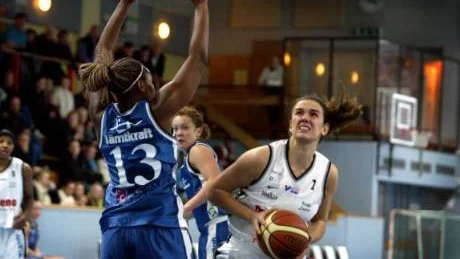 Tungt. Det går mycket tungt för Elena Radenkovic och hennes Visby Ladies. I går blev det storstryk mot Solna.
Foto: HENRIK RADHE.
