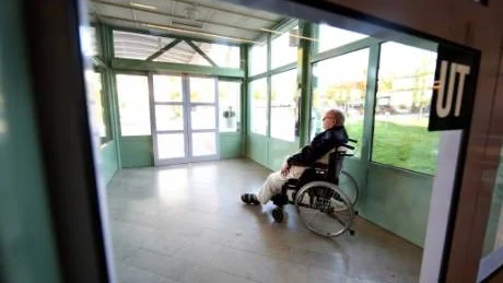 Vårdtagare. För 14 månader sedan fick Ulf Munthe stroke. Sedan dess har han varit beroende av den gotländska vården - och han är mycket nöjd. När han får höra om den nya budgetens stålbad för vården, säger han:. "Vansinne! De måste ju ta vara på folk! Särskilt oss pensionärer, som betalat skatt i hela våra liv." Foto: Henrik Radhe