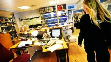 Anna-Karin Hansson arbetar med butik, reservdelar och lager. Hon är intresserad av bilar och har arbetat på Cedergrens i ett år.