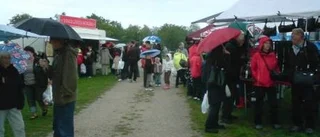 Mycket folk trots regn