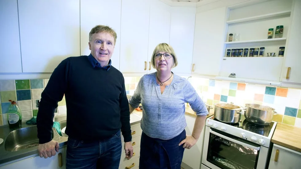Matlaget. Ann-Charlott Norberg kokade bruna bönor medan maken Ove stekte fläsket. " Pappa Hans sitter i kassan och mamma Kerstin håller på med semlorna i köket."